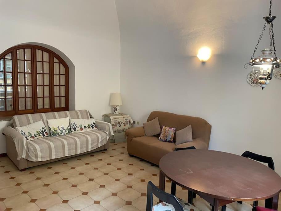 Appartamento In Centro Storico Finale Ligure Exteriör bild