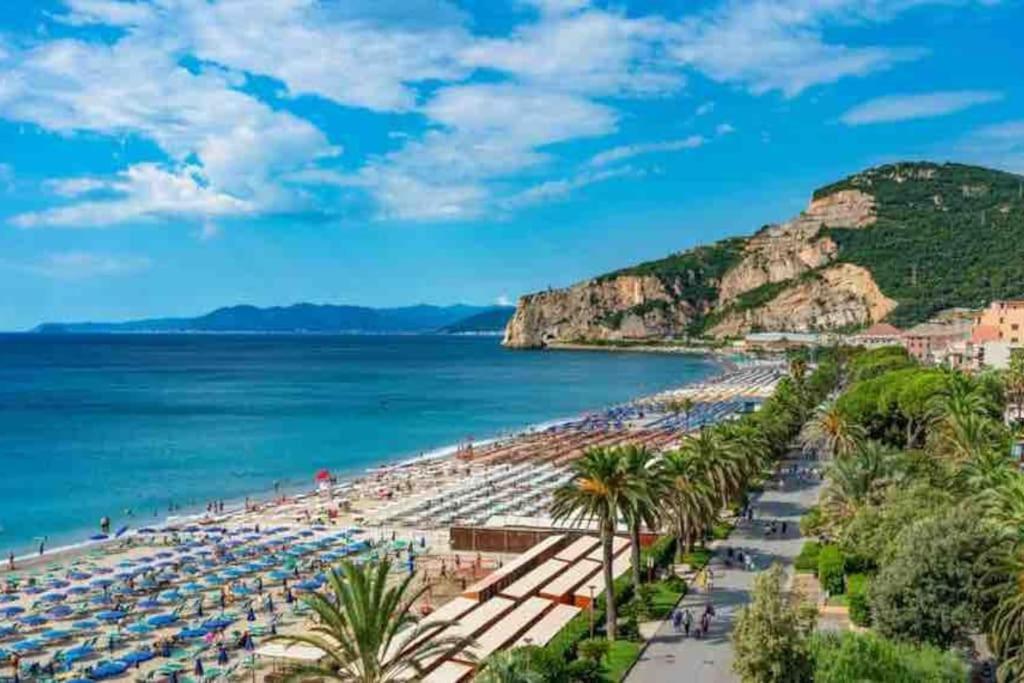 Appartamento In Centro Storico Finale Ligure Exteriör bild